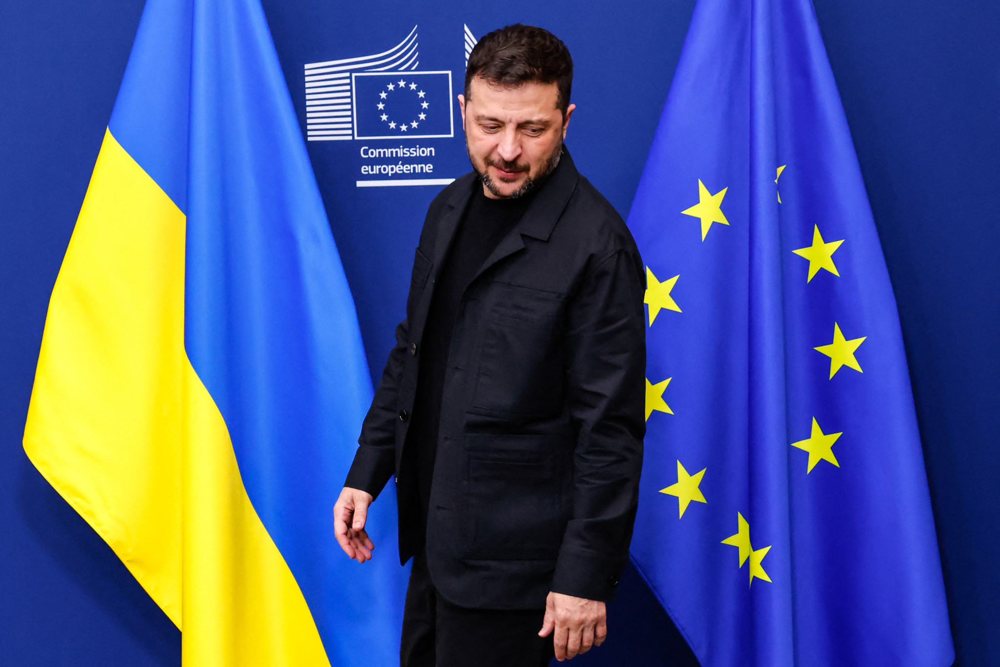 Volodymyr Zelensky à la Commission européenne à Bruxelles, devant les drapeaux de l’Ukraine et de l’UE, le 17 août 2025.