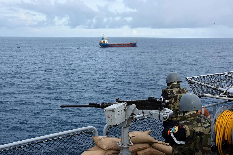 Des soldats français patrouillent à la recherche de trafiquants de drogue au large de la Guinée, le 21 mars 2021