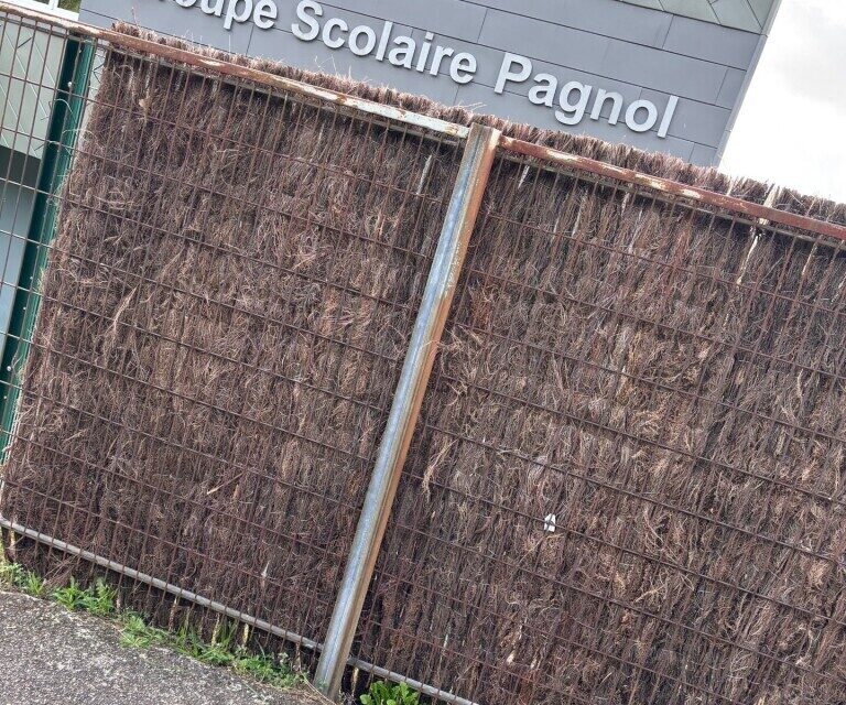 Les brise-vue installés sur les clôtures du groupe scolaire Marcel-Pagnol ont été incendiées. 