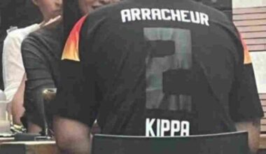 un homme aperçu dans le centre-ville avec un maillot de football floqué «arracheur 2 kippa»