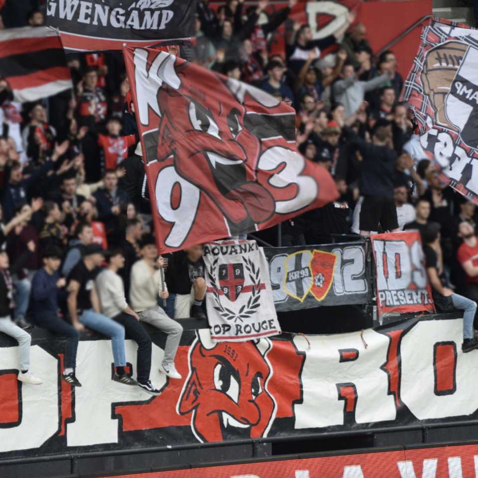 La tribune du Kop Rouge à Guingamp, ses supporters, drapeaux et banderoles lors d'un match