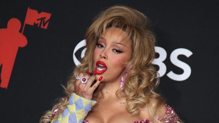 La rappeuse américaine Doja Cat assiste aux MTV Video Music Awards à l’UBS Arena d’Elmont, dans l’État de New York, le 7 septembre 2025.