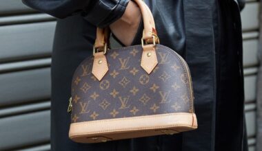 Vendu à moins de 5 euros, ce sac Louis Vuitton authentique caché derrière une "montagne" d'autres sacs à main choque tout le monde