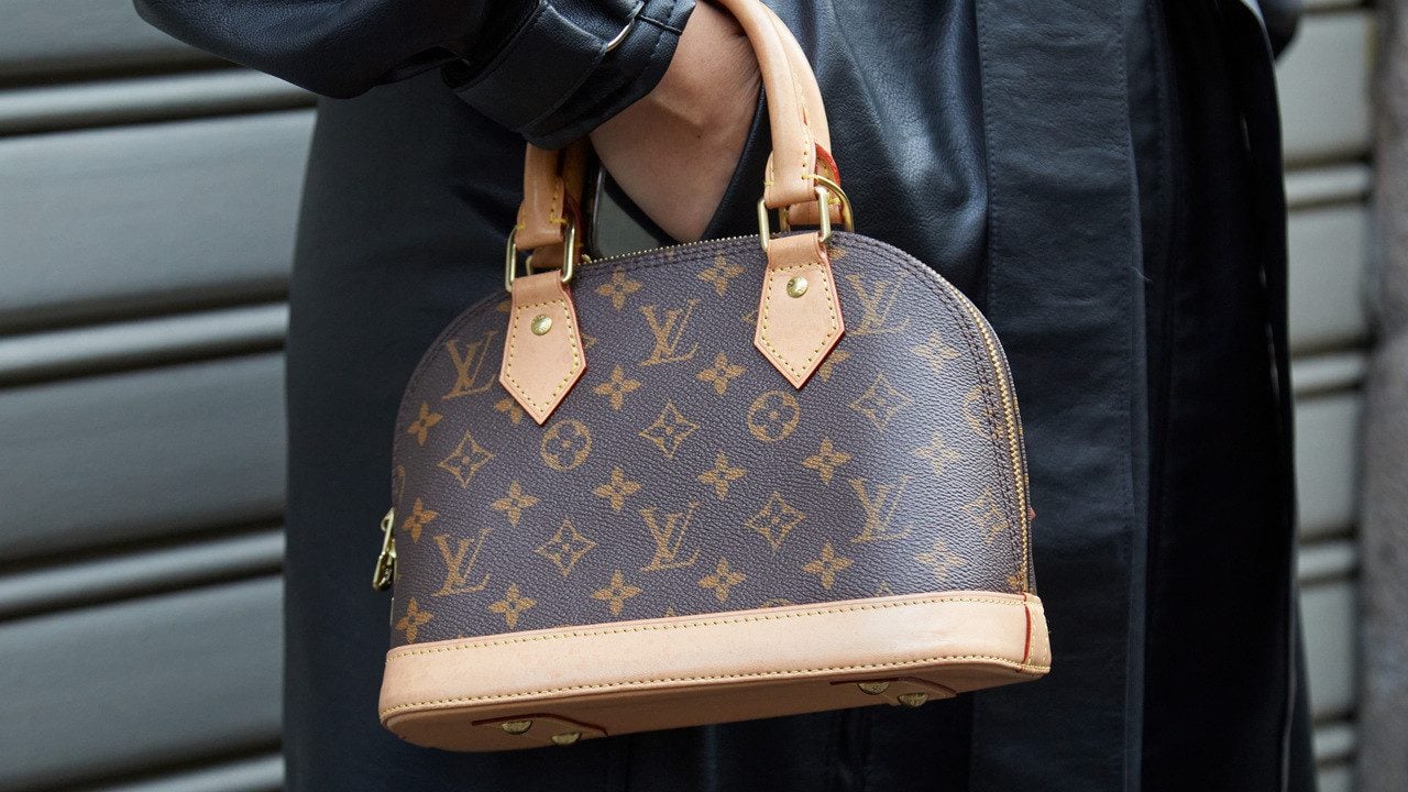 Vendu à moins de 5 euros, ce sac Louis Vuitton authentique caché derrière une "montagne" d'autres sacs à main choque tout le monde
