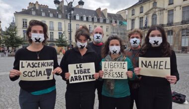 à Rennes, des manifestants investissent la place de la Mairie