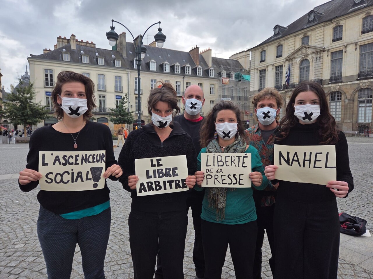 à Rennes, des manifestants investissent la place de la Mairie