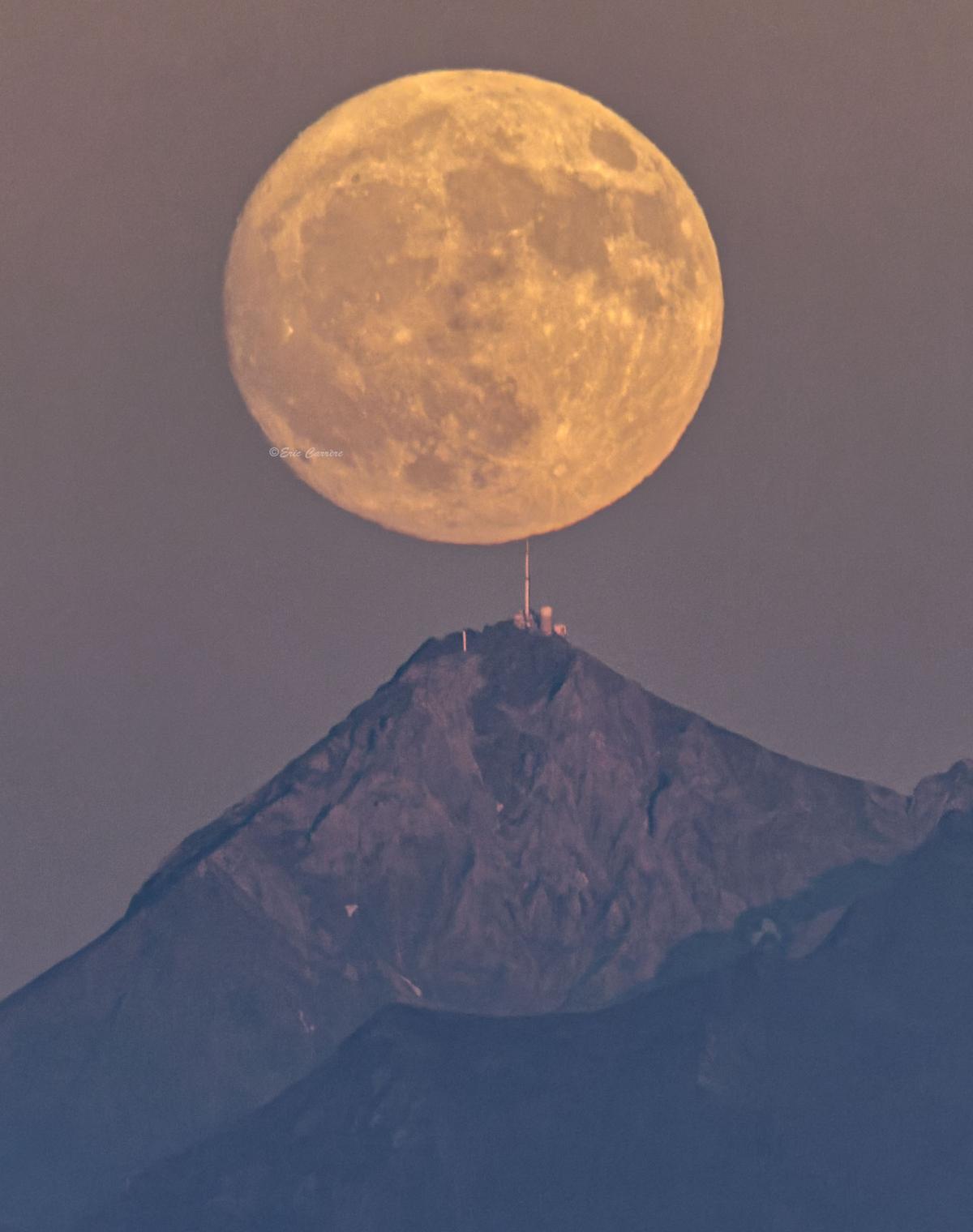 Pleine lune sur le Pic du Midi de Bigorre