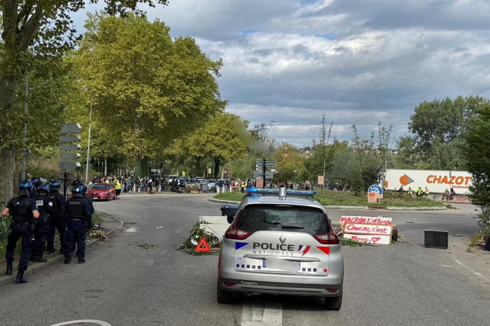 Le point de blocage au rond point de la Feyssine près du périphérique.