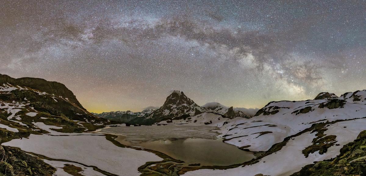 La Voie lactée en avril, alors que les neiges recouvrent encore une partie de la haute montagne. Avec, au fond, le pic d’Ossau