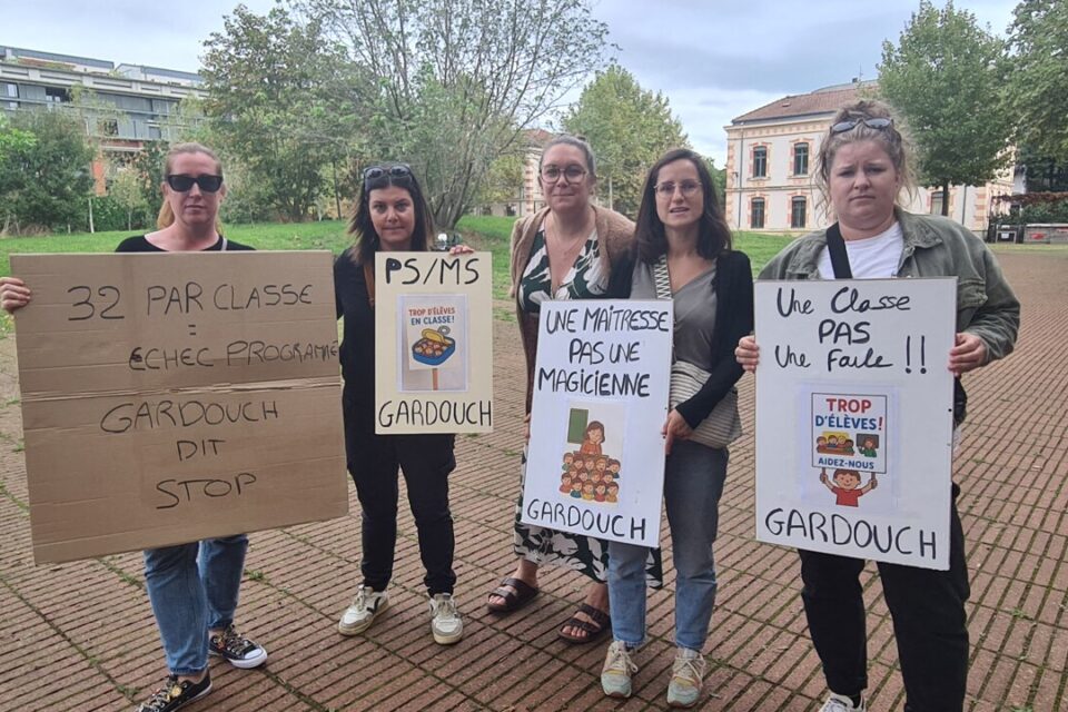 Des enseignants ont manifesté devant le rectorat vendredi 12 septembre contre les fermetures de classes prévues après la rentrée 2025.
