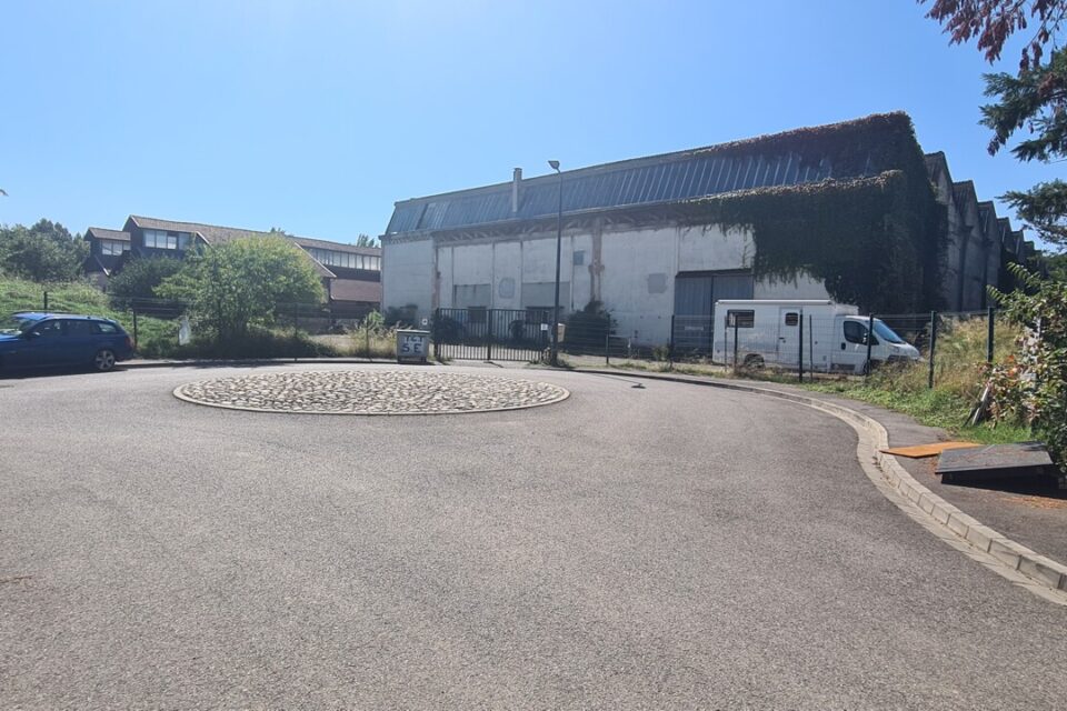 La raquette de retournement de la rue doit être cédé pour l'accomplissement du projet.