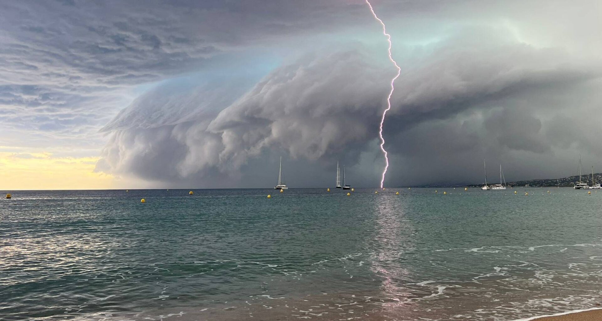 Les images spectaculaires de la super cellule orageuse au-dessus du Var et des Alpes-Maritimes ce lundi soir