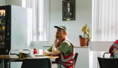 Critique de Venise - « Bugonia » de Yorgos Lanthimos : les complotistes ont le vent en poupe