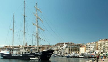 Projection géante et gratuite sur le voilier Kraken dans le Vieux-Port marseillais