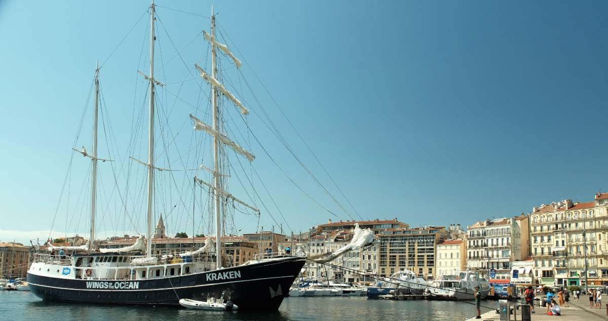 Projection géante et gratuite sur le voilier Kraken dans le Vieux-Port marseillais