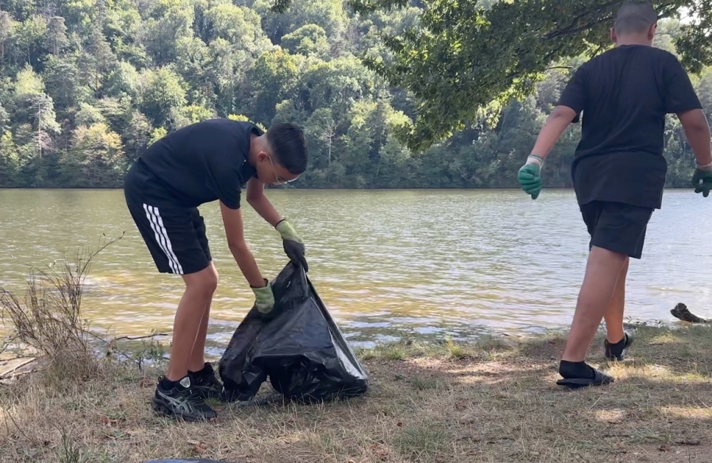 Les jeunes du CLJ de Montreynaud nettoient les bords de Loire