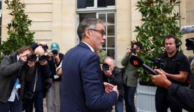 courtisé par Emmanuel Macron, le PS se voit déjà à Matignon