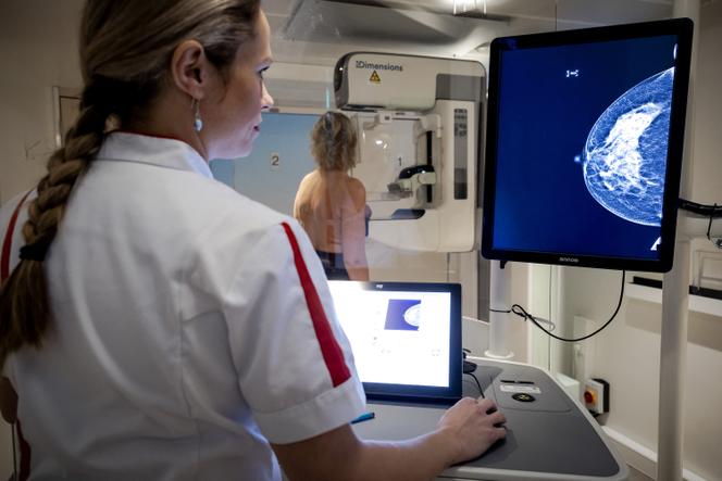 Mammographie lors d’un examen de dépistage du cancer du sein à Woerden, Pays-Bas, le 29 novembre 2023.