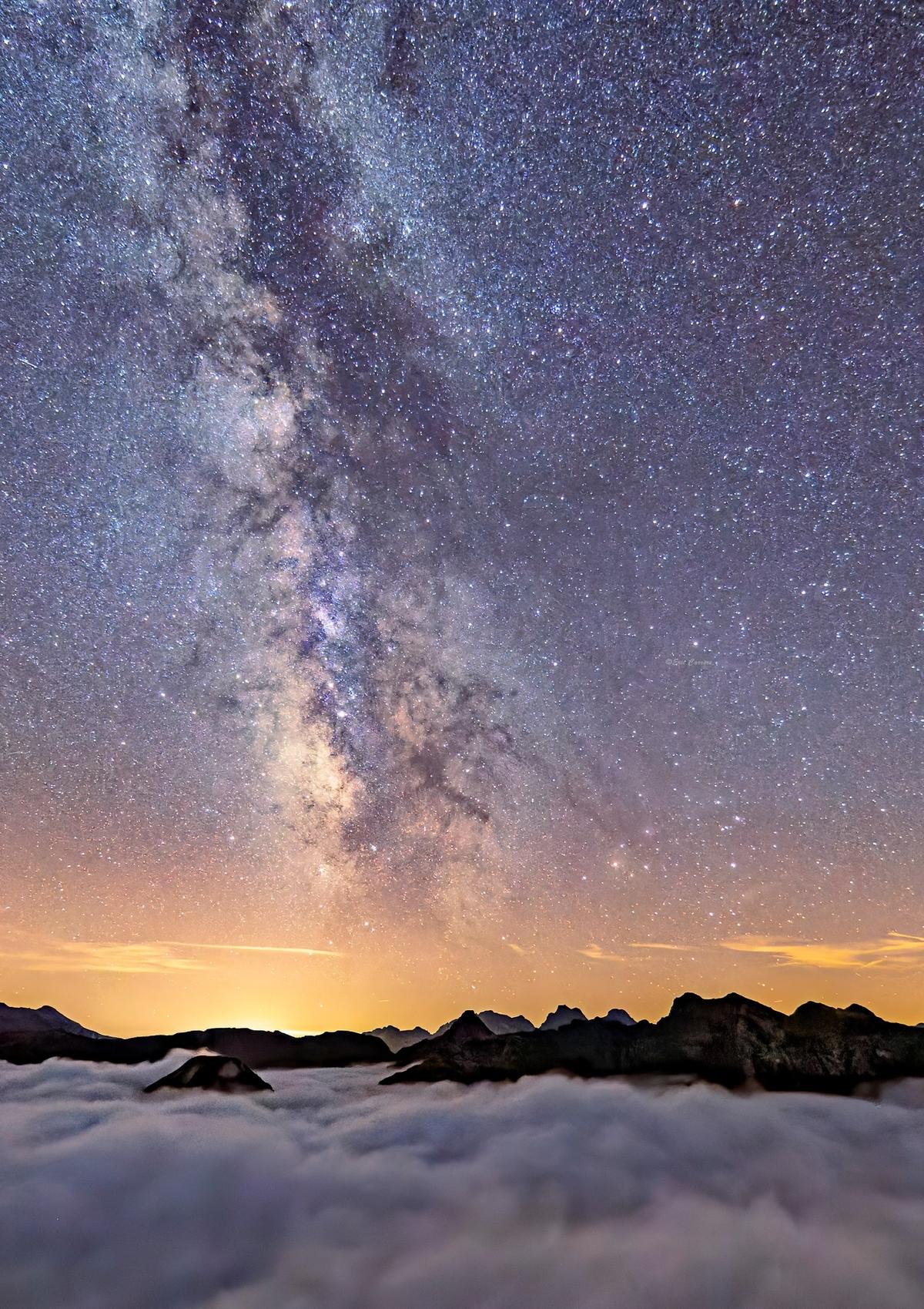 La Voie lactée au-dessus du massif de l’Ossau dans une mer de nuages