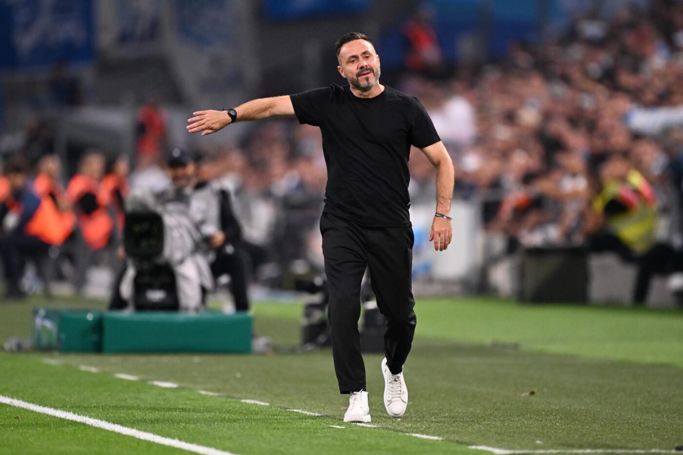 Roberto De Zerbi félicite ses remplaçants - Ligue 1 - J6 - Strasbourg-Marseille (1-2)