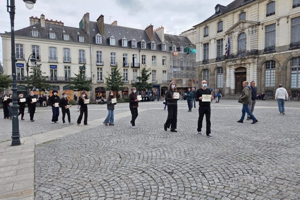 Une trentaine de personnes ont participé à un happening dans le cadre du mouvement Bloquons tout.
