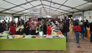 Les écoliers nombreux pour profiter du premier jour du Livre sur la place à Nancy