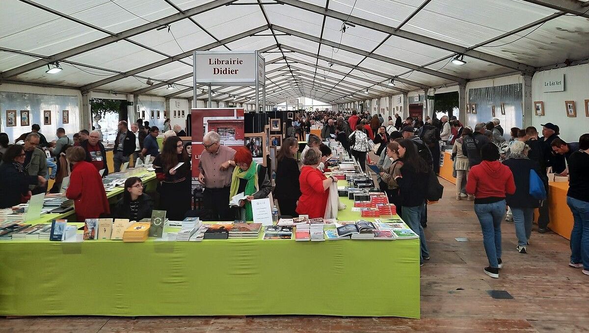 Les écoliers nombreux pour profiter du premier jour du Livre sur la place à Nancy