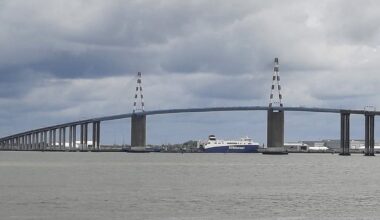 Vents forts : restrictions de circulation sur le pont de Saint-Nazaire, Nantes ferme ses parcs et ses cimetières