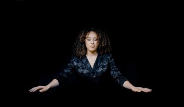 Adèle Charvet incarne le Paris des années vingt en hommage à Joséphine Baker