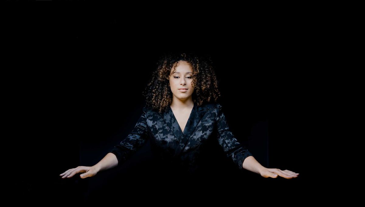 Adèle Charvet incarne le Paris des années vingt en hommage à Joséphine Baker