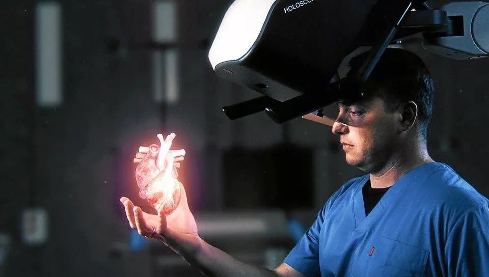"Un outil révolutionnaire" : le CHU de Rennes utilise un Holoscope pour e cœur en 3D d'un patient lors d'un opération