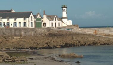 VIDÉO - Sur cette île, bénévoles et vacanciers retroussent leurs manches pour entretenir les espaces publics