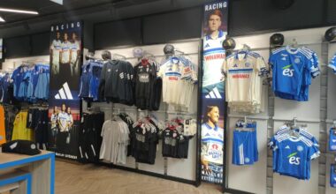 "Il ne reste que du XXXL", le nouveau maillot du Racing victime de son succès après la qualification européenne