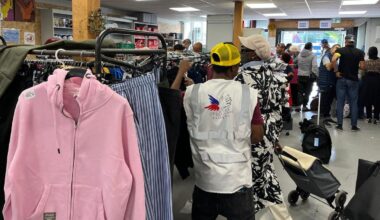 "Ils divisent les prix pas trois" : la braderie solidaire de rentrée du Secours populaire attire du monde à Grenoble