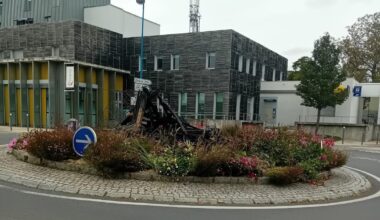 "C'est affligeant, d'une tristesse infinie" : à Nort-sur-Erdre, la sculpture d'un rond-point incendiée volontairement