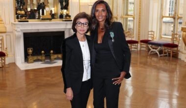 Karine Le Marchand décorée par Rachida Dati devant sa fille Alya, Estelle Denis et Gérald Darmanin