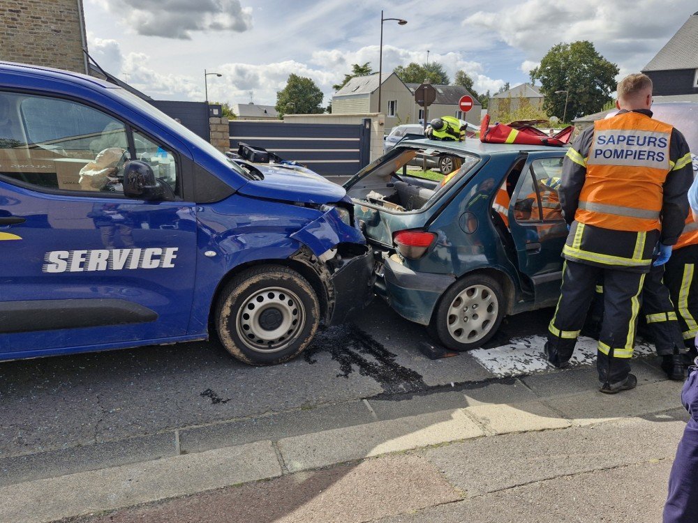 Les pompiers ont dû désincarcérer une femme, seule à bord de la voiture du milieu.