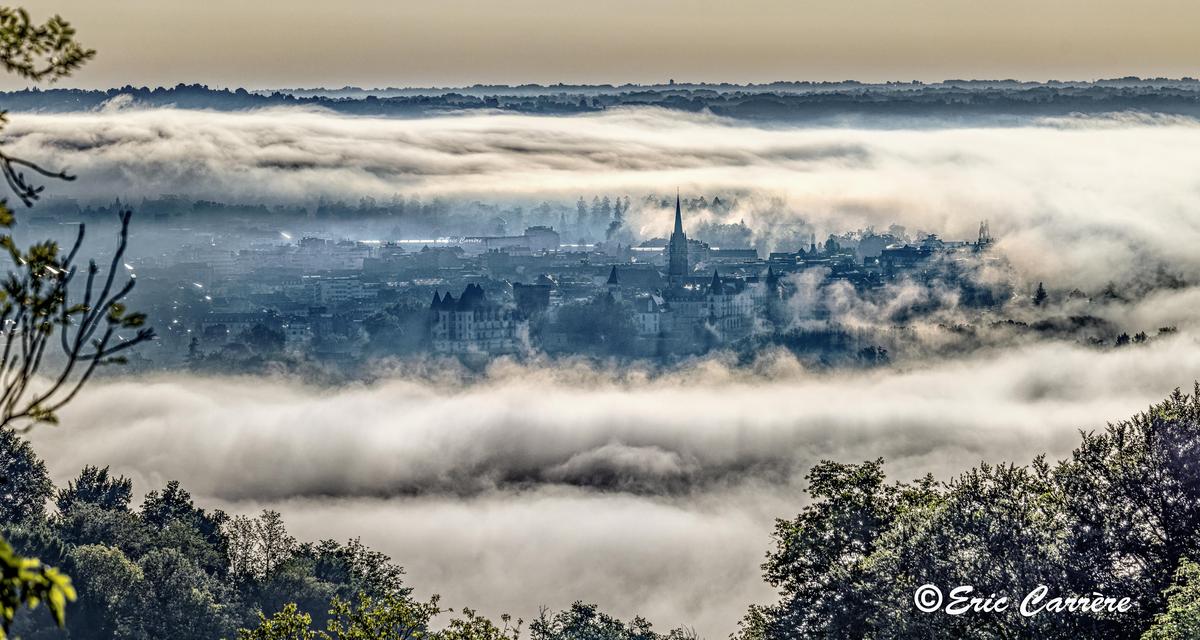 Dissipation des brumes matinales depuis les coteaux de Jurançon.