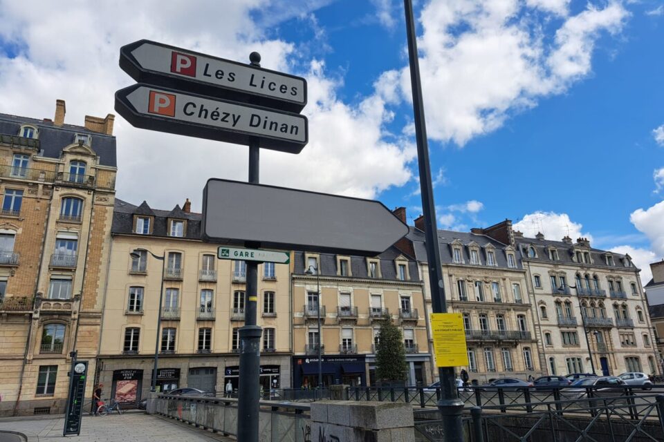 Place de Bretagne, le panneau indiquant l'entrée du parking Vilaine a été effacé en juillet 2025. Le parking reste accessible jusqu'à la fin du mois d'août.