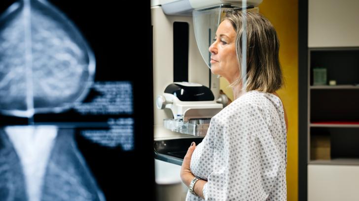 Le comportement des femmes face à leur premier dépistage pourrait, selon eux, aider à prédire tant le « diagnostic à un stade avancé » que le « risque de mortalité » par cancer du sein.