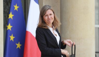 EN DIRECT - François Bayrou face au vote de confiance : après Gérard Larcher, Emmanuel Macron reçoit Yaël Braun-Pivet