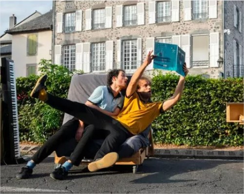 Cirque et Poésie : "15m2" sur le Parvis de la Médiathèque Grand M !