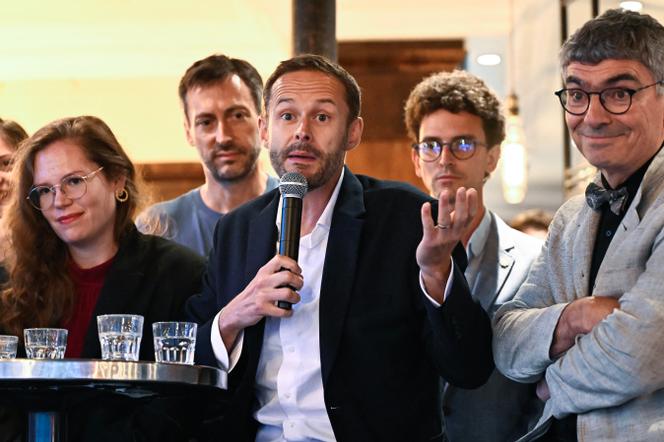 David Belliard (au centre), candidat écologiste à la mairie de Paris, lors d’une réunion publique, à Paris, le 2 septembre 2025.