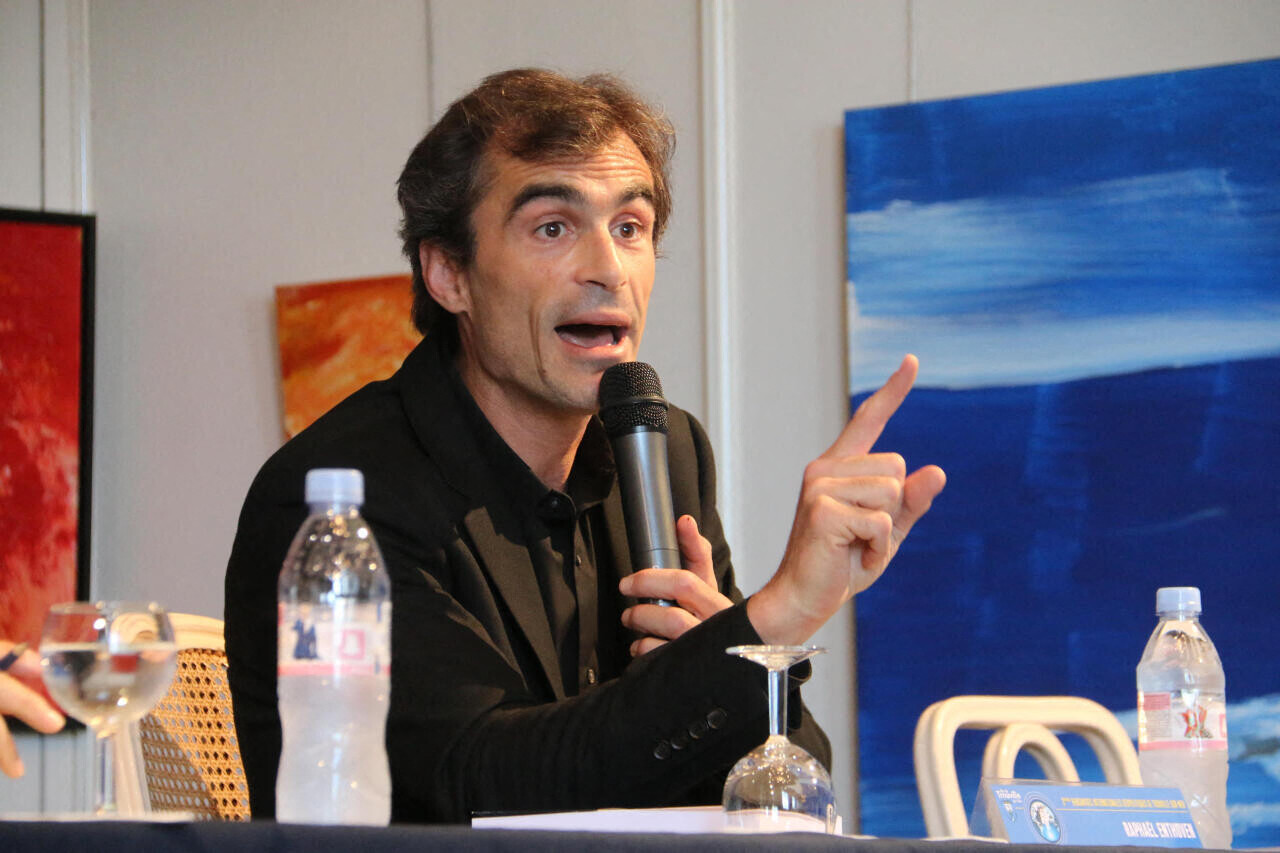la venue de Raphaël Enthoven dans une Fnac de Paris perturbée