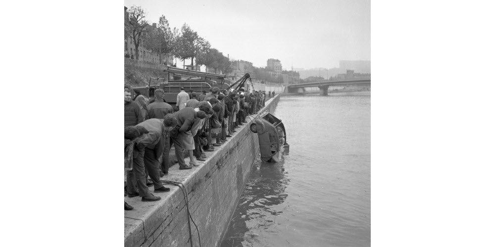 17 novembre 1961, on repêche une 2CV tombée dans la saône au niveau du quai Joseph-Gillet et du pont de Serin. Archives Le Progrès