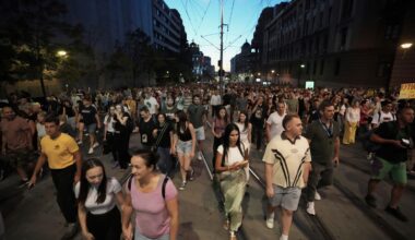 des milliers de personnes défilent à Belgrade pour demander des élections