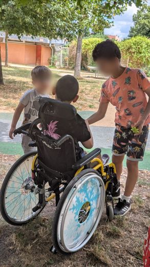 Les enfants créent du lien entre eux.