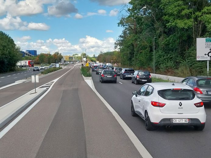 Le bus va plus vite que les voitures, grâce aux voies réservées.