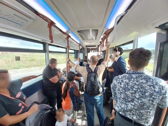 Au départ de Basso Cambo, le bus est déjà bien rempli.