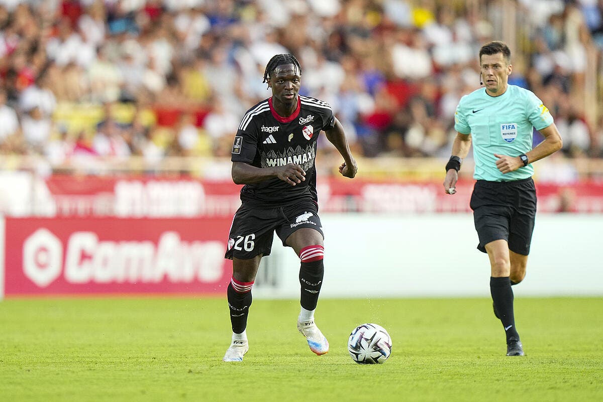 Officiel : Nottingham fait sauter la banque pour Bakwa